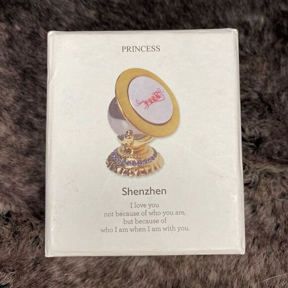 Magnetic phone mount    - Picture 1 of 5